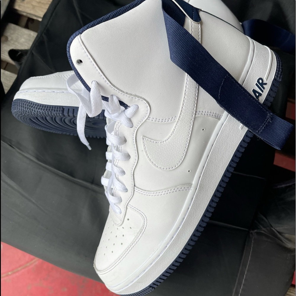 White and blue men’s Nike’s size 11